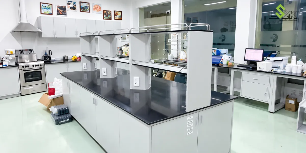 Bàn trung tâm có kệ lưu mẫu tại Công ty TNHH DKSH Việt Nam
